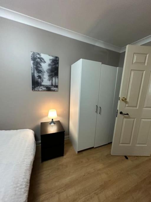 A 2 Standard Bedrooms Flat London Exterior photo