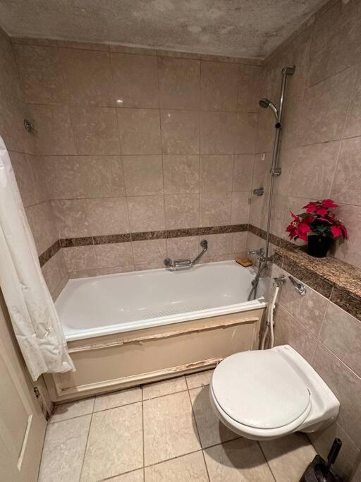 A 2 Standard Bedrooms Flat London Exterior photo